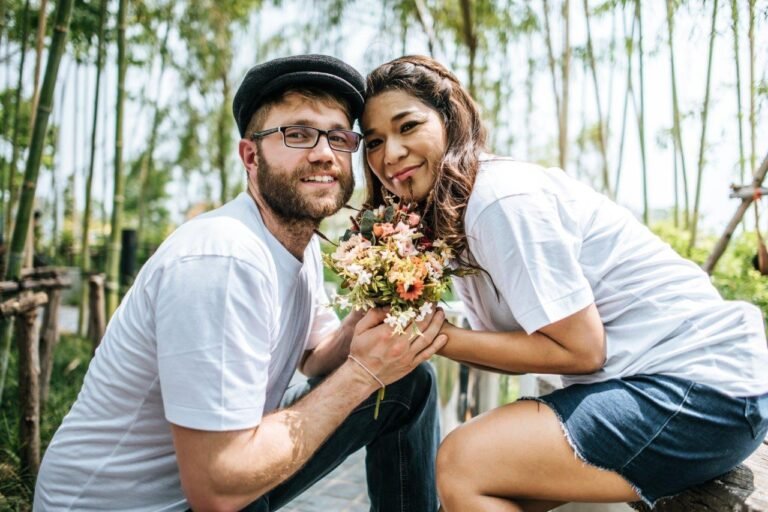 שני אנשים מתחבקים במהלך מפגש בחוץ