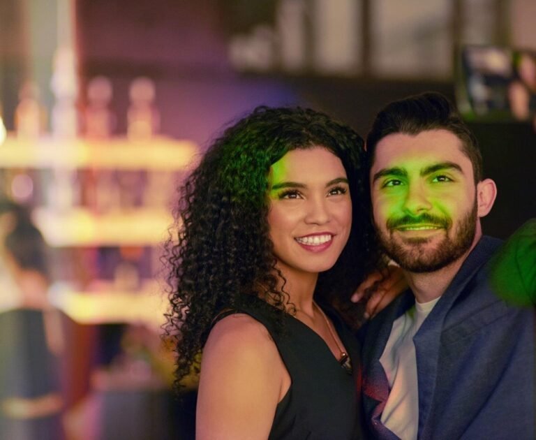שני אנשים יושבים ומשוחחים בבית קפה
